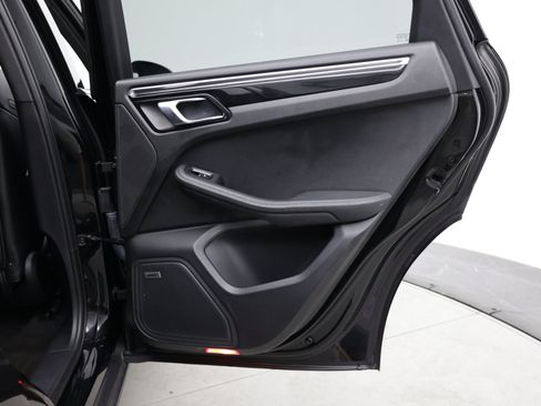 Used 2018 Porsche Macan AWD/4WD image 36