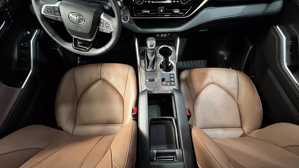 Used 2025 Toyota Highlander Limited AWD/4WD image 17