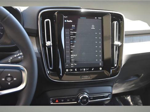 Certified 2025 Volvo XC40 B5 Plus w/ Protection Package Premier image 16