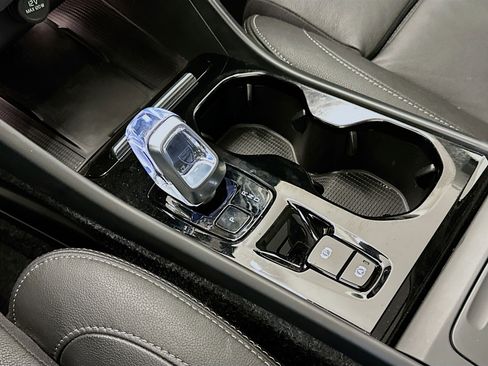 Used 2025 Volvo XC40 B5 Plus image 25