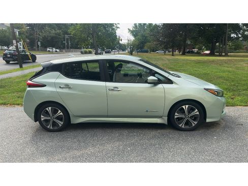Used 2018 Nissan Leaf SV w/ SV Technology Package FWD image 4