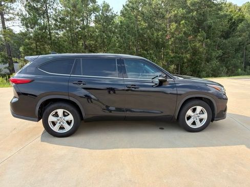 Used 2021 Toyota Highlander L FWD image 4
