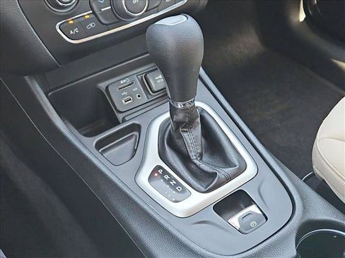 Used 2016 Jeep Cherokee Latitude w/ Safety/Convenience Group FWD image 18