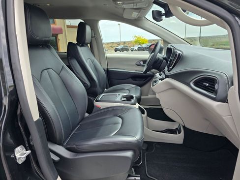 Used 2023 Chrysler Pacifica Touring-L FWD image 15