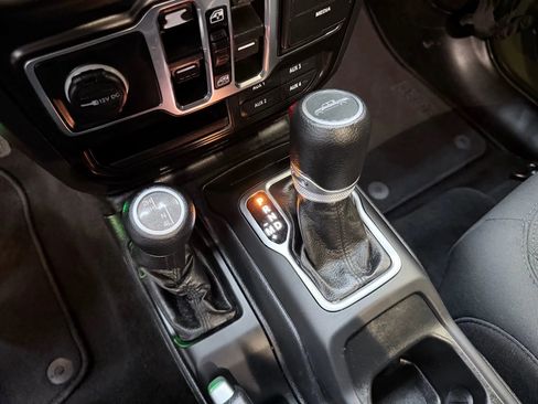 Used 2021 Jeep Gladiator Sport image 18