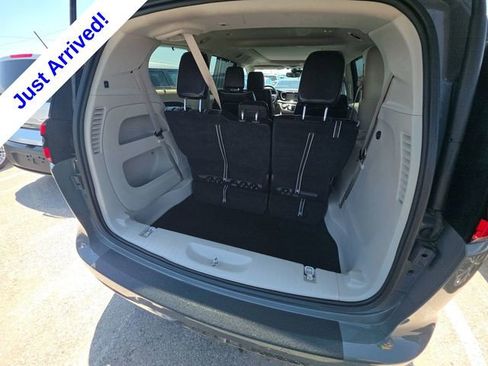 Used 2023 Chrysler Pacifica Limited FWD image 11