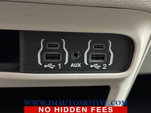 Used 2021 Chrysler Pacifica Touring-L image 37