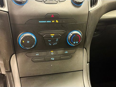 Used 2019 Ford Edge SE image 15