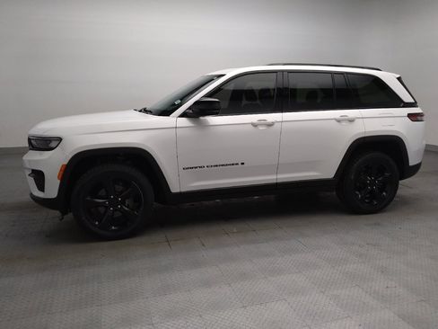 Used 2023 Jeep Grand Cherokee Altitude AWD/4WD image 2