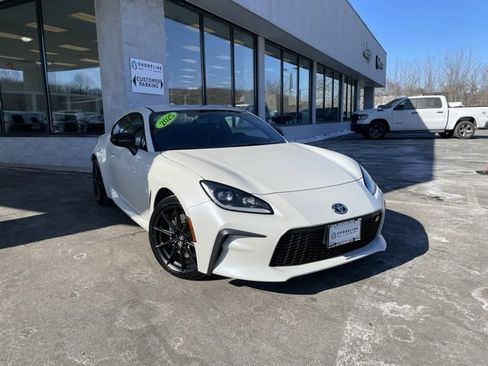 Used 2025 Toyota GR86 Premium w/ Performance Package image 3