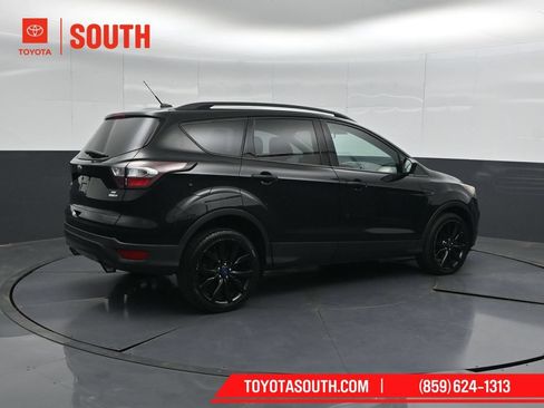 Used 2017 Ford Escape SE w/ Equipment Group 201A AWD/4WD image 2
