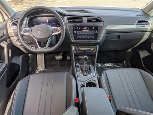 Used 2023 Volkswagen Tiguan SE w/ Panoramic Sunroof Package image 4