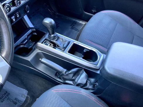 Used 2019 Toyota Tacoma SR5 AWD/4WD image 14