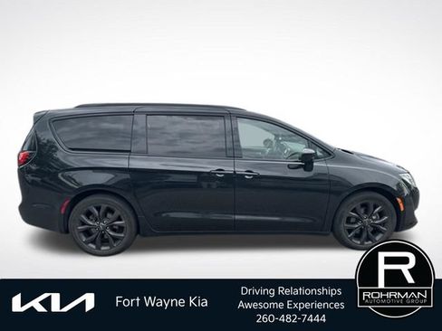 Used 2020 Chrysler Pacifica Touring-L w/ S Appearance Package FWD image 7