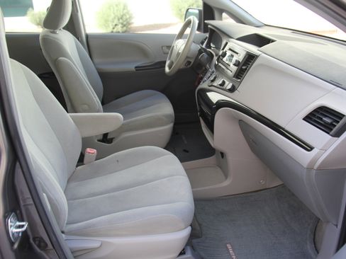 Used 2014 Toyota Sienna L image 21