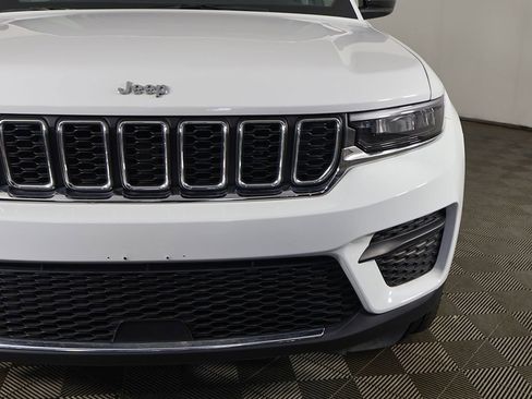 Used 2023 Jeep Grand Cherokee Laredo AWD/4WD image 12