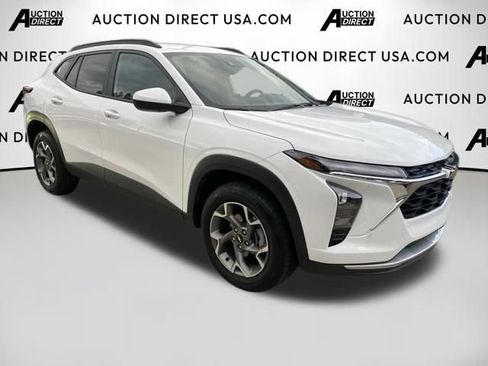 Used 2025 Chevrolet Trax LT FWD image 26