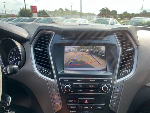 Used 2018 Hyundai Santa Fe SE FWD image 17