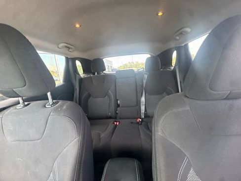 Used 2019 Jeep Cherokee Latitude w/ Popular Appearance Group FWD image 17