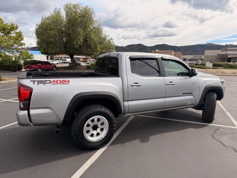 Used 2018 Toyota Tacoma TRD Sport AWD/4WD image 6