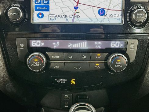 Used 2017 Nissan Rogue SL w/ SL Premium Package FWD image 24