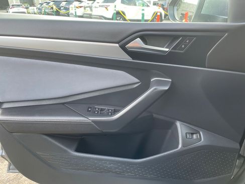 Used 2025 Volkswagen Jetta SE image 20