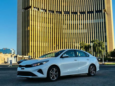 Used 2022 Kia Forte LXS FWD image 4
