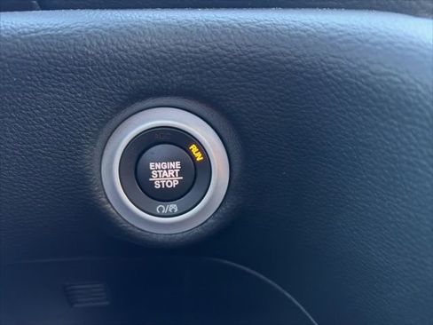 Used 2024 Chrysler Pacifica Pinnacle FWD image 22