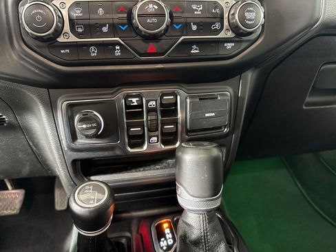 Used 2022 Jeep Wrangler Unlimited Sahara AWD/4WD image 15