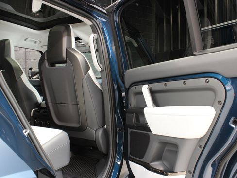 Used 2026 Land Rover Defender 110 OCTA image 50