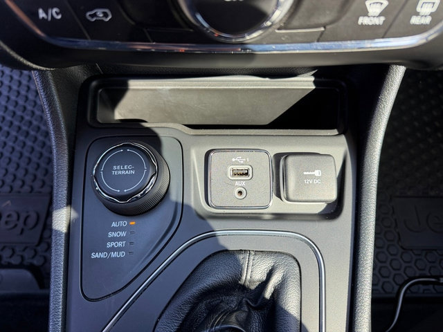 Used 2022 Jeep Cherokee Latitude w/ Trailer Tow Group AWD/4WD image 24