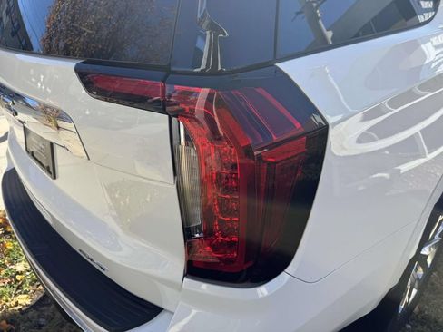 Used 2023 GMC Yukon SLT w/ SLT Luxury Package AWD/4WD image 9