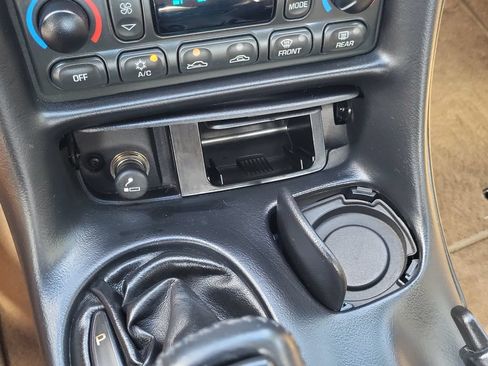 Used 2004 Chevrolet Corvette Convertible w/ Preferred Equipment Group RWD image 32