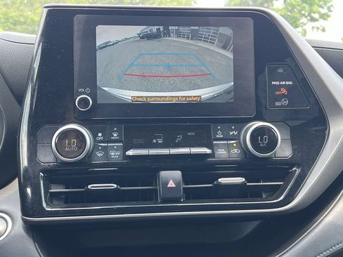 Used 2024 Toyota Highlander LE AWD/4WD image 18