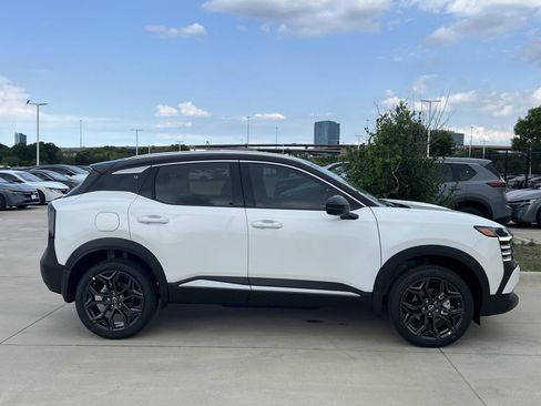 New 2026 Nissan Kicks SR w/ Interior Electronics Package FWD image 3