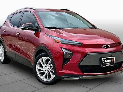 Used 2022 Chevrolet Bolt EUV LT w/ Comfort Package FWD image 2
