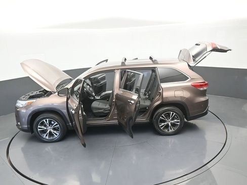 Used 2019 Toyota Highlander LE FWD image 63