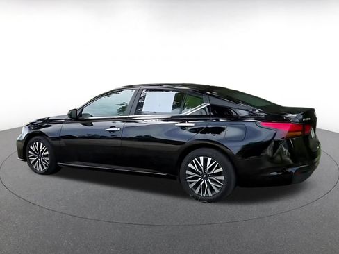 Used 2025 Nissan Altima 2.5 SV FWD image 13