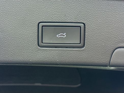 Used 2025 Volkswagen Atlas Cross Sport SE image 31