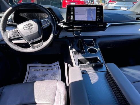 Used 2024 Toyota Sienna XSE image 7