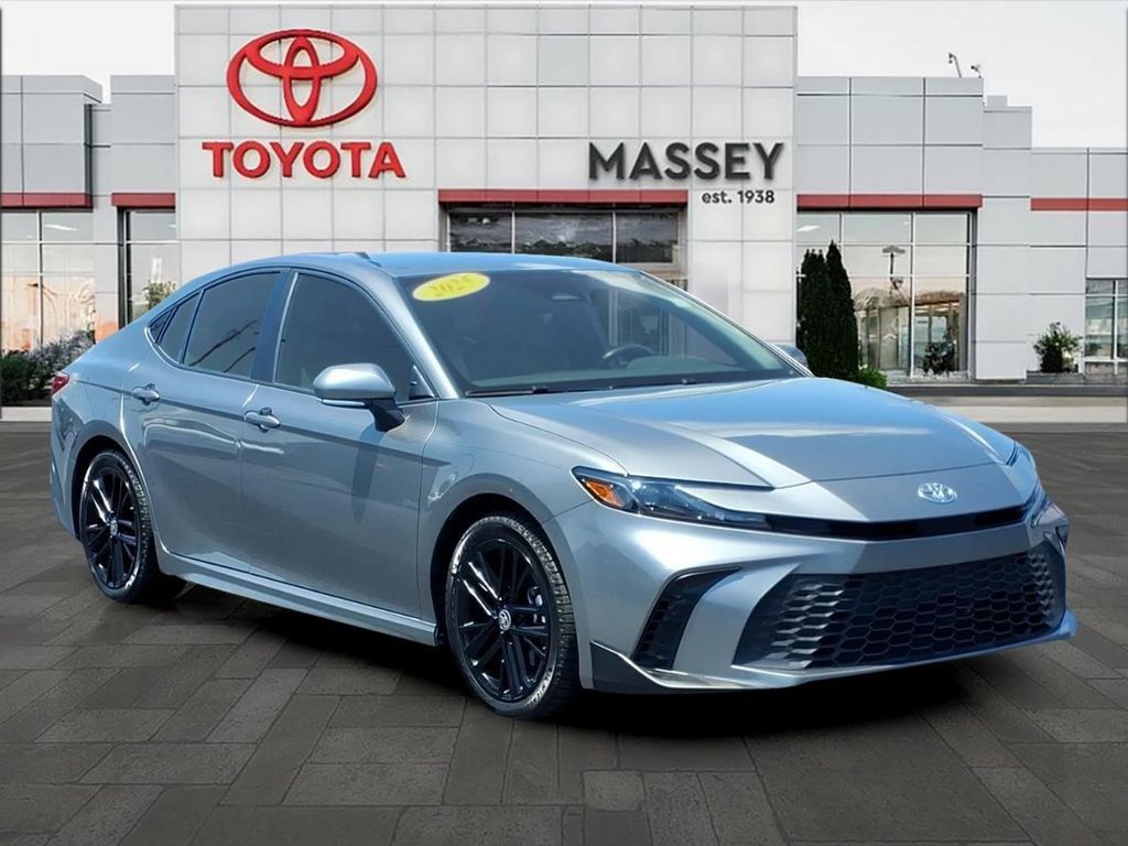 Used 2025 Toyota Camry SE FWD image 1