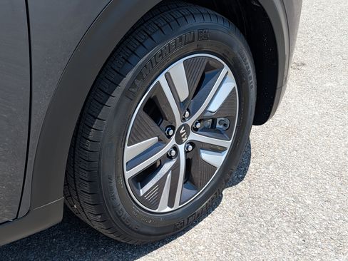 Used 2021 Kia Niro LXS image 12