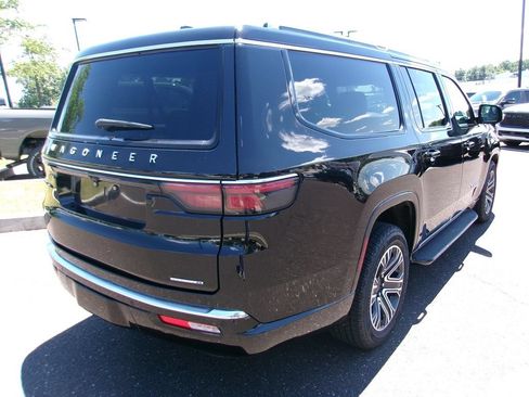 Certified 2024 Jeep Wagoneer L Series II w/ Flexible Seating Group AWD/4WD image 3