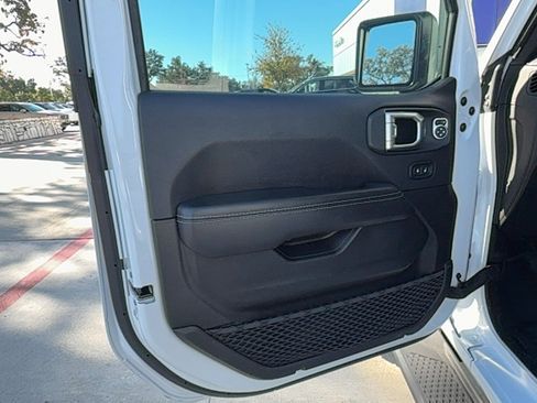 Used 2022 Jeep Gladiator Overland image 10