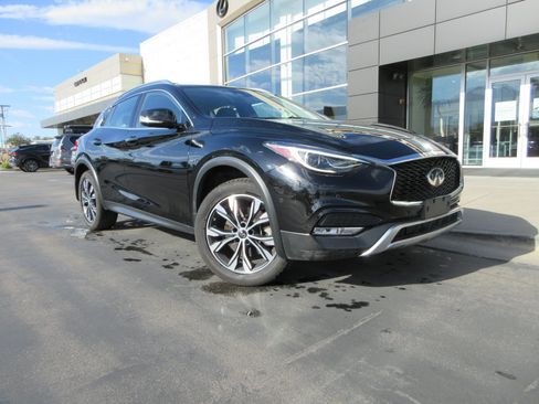 Used 2018 INFINITI QX30 AWD w/ Pro Assist Package image 15