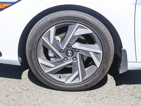 Certified 2025 Hyundai Elantra SEL FWD image 10