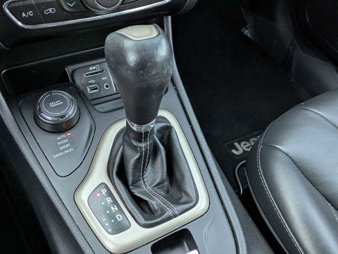 Used 2016 Jeep Cherokee Limited image 29