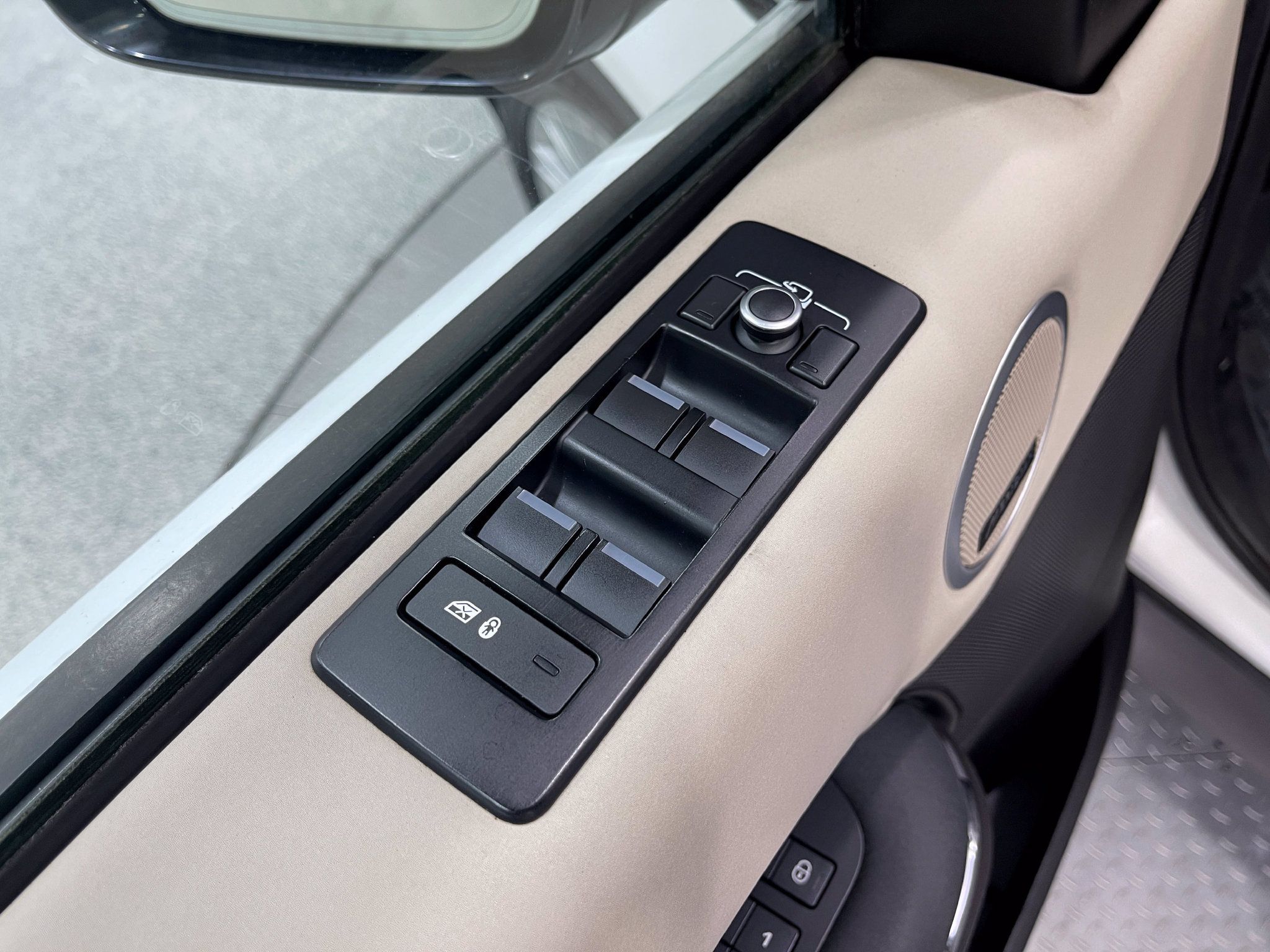 Used 2018 Land Rover Discovery HSE AWD/4WD image 16