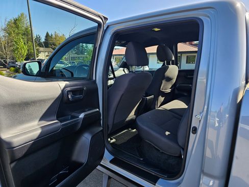 Used 2018 Toyota Tacoma TRD Off-Road w/ Technology Package AWD/4WD image 30