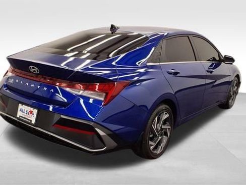 Used 2025 Hyundai Elantra SEL image 11